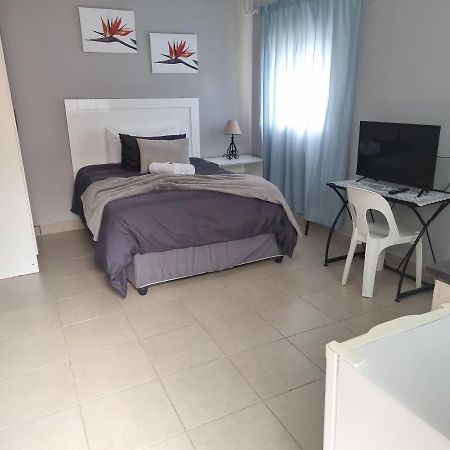 Stay At Home Airport Lodge Kempton Park Extérieur photo