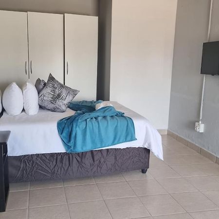 Stay At Home Airport Lodge Kempton Park Extérieur photo