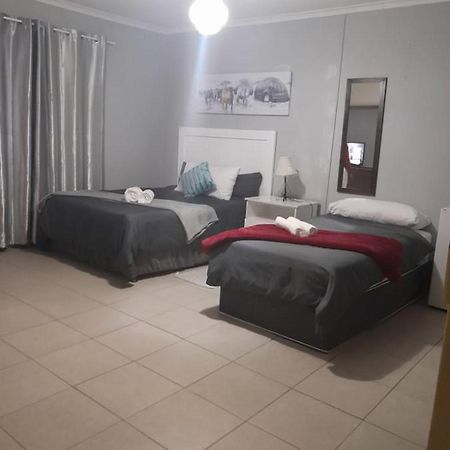 Stay At Home Airport Lodge Kempton Park Extérieur photo