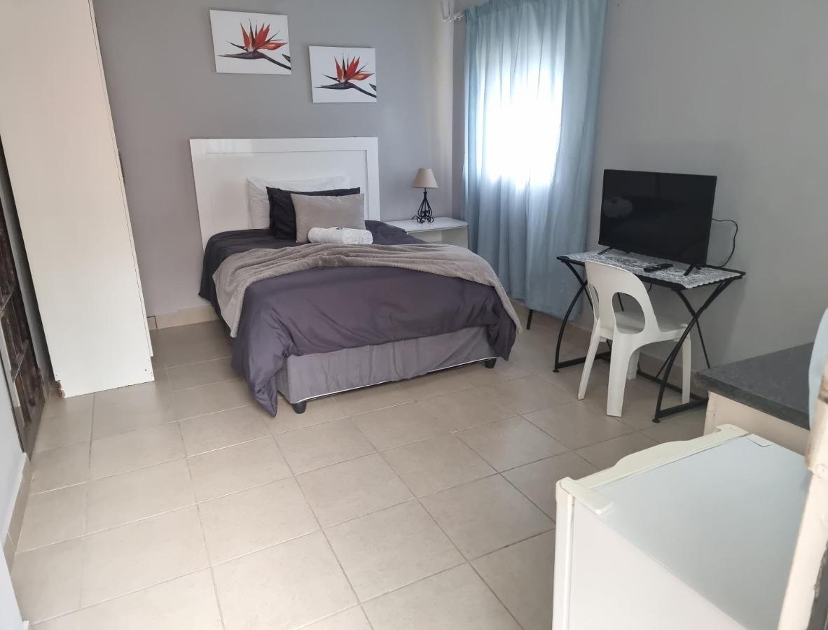 Stay At Home Airport Lodge Kempton Park Extérieur photo