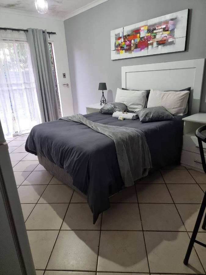 Stay At Home Airport Lodge Kempton Park Extérieur photo