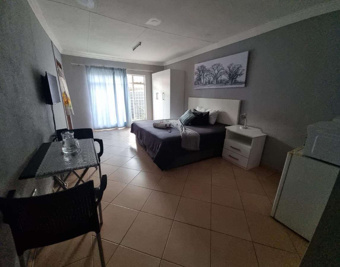 Stay At Home Airport Lodge Kempton Park Extérieur photo