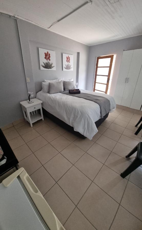 Stay At Home Airport Lodge Kempton Park Extérieur photo