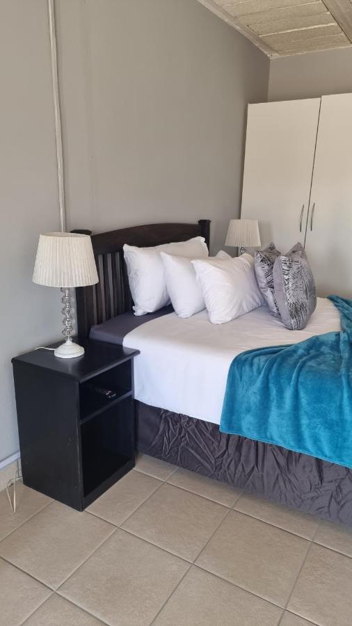 Stay At Home Airport Lodge Kempton Park Extérieur photo
