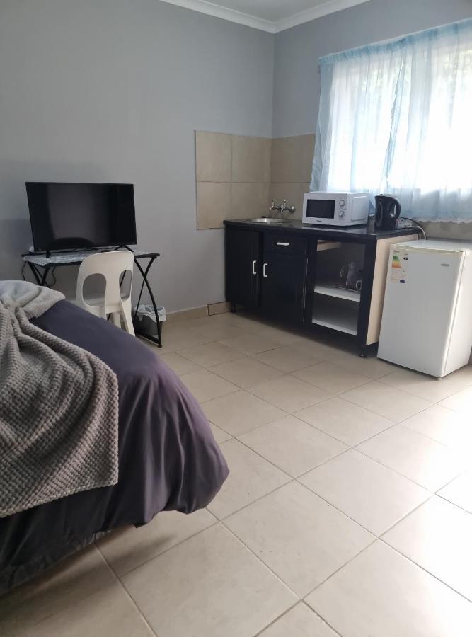 Stay At Home Airport Lodge Kempton Park Extérieur photo
