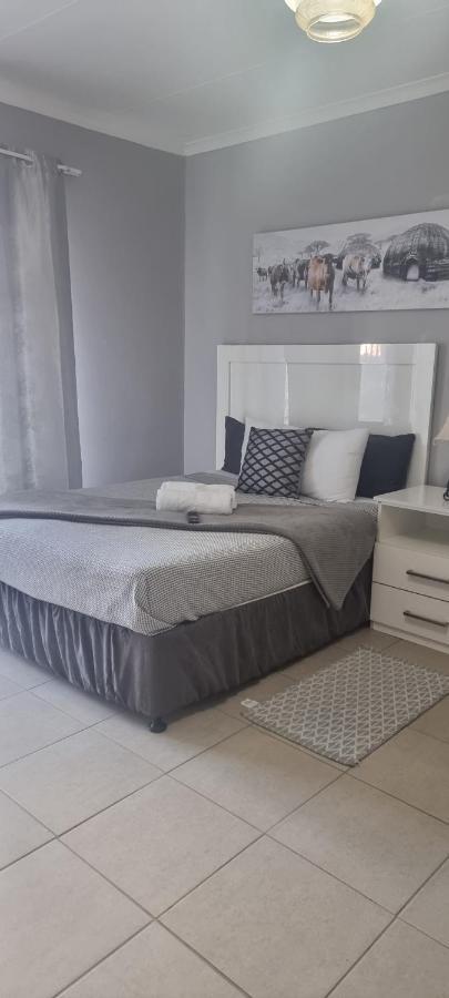 Stay At Home Airport Lodge Kempton Park Extérieur photo