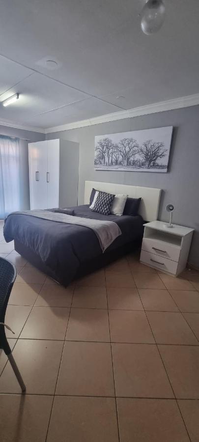 Stay At Home Airport Lodge Kempton Park Extérieur photo