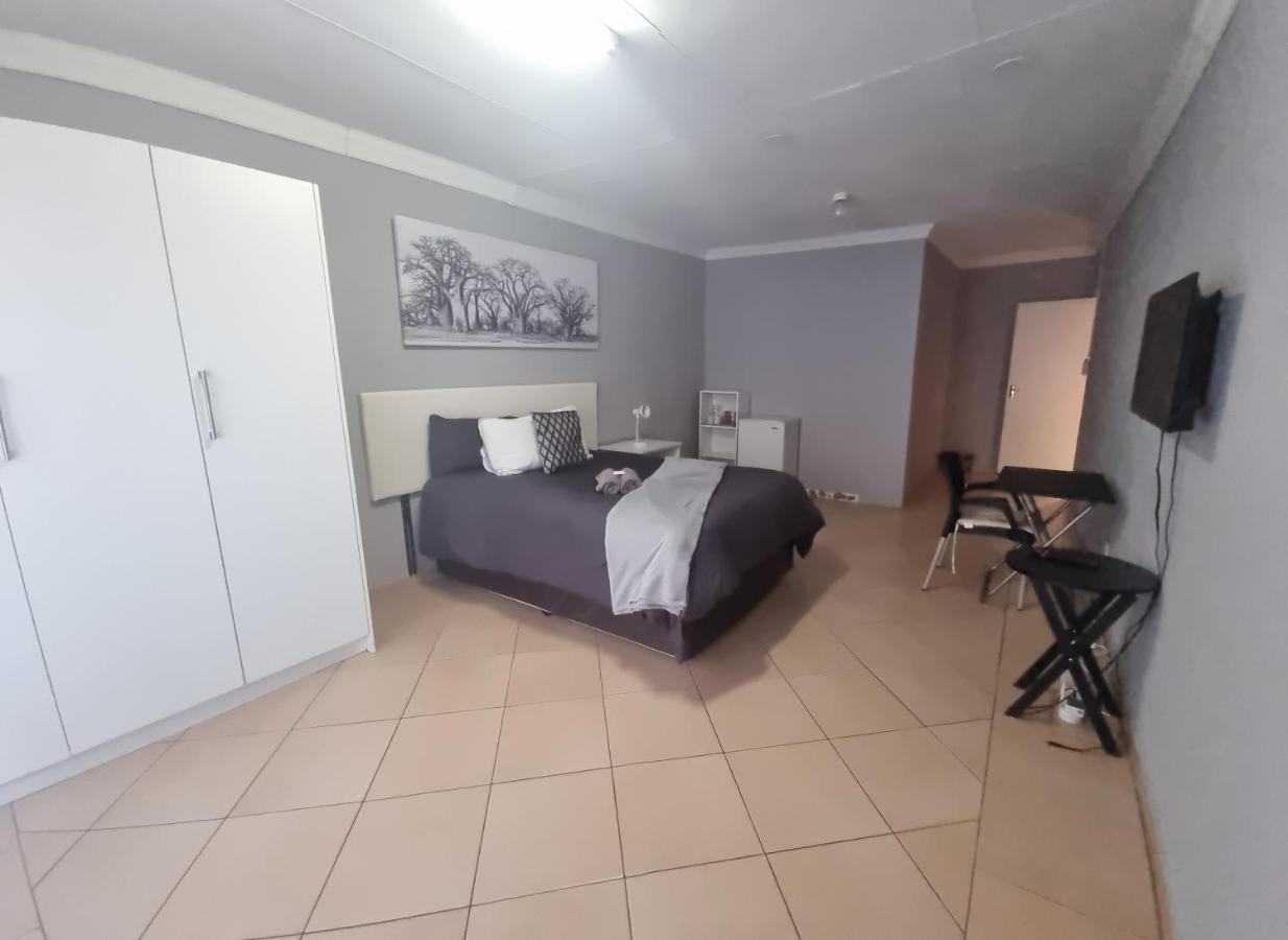 Stay At Home Airport Lodge Kempton Park Extérieur photo