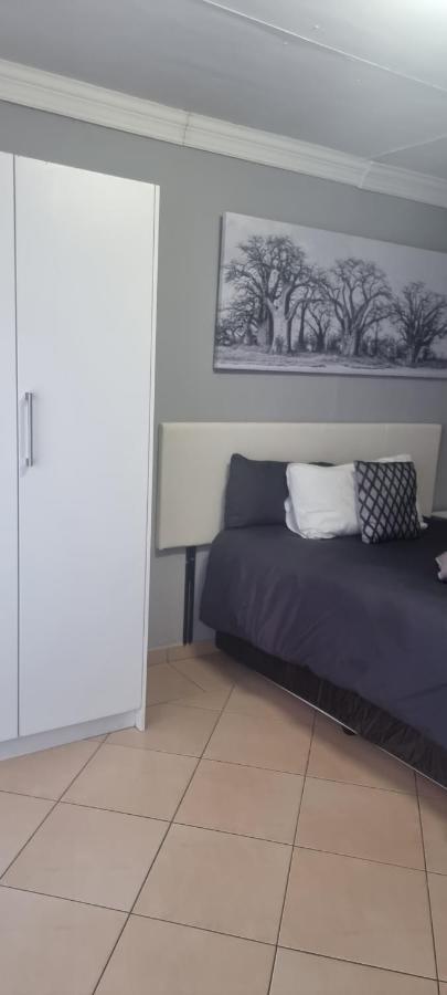 Stay At Home Airport Lodge Kempton Park Extérieur photo