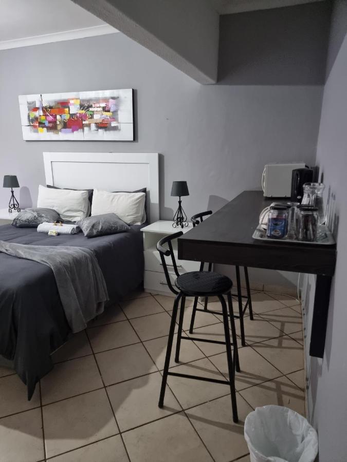 Stay At Home Airport Lodge Kempton Park Extérieur photo